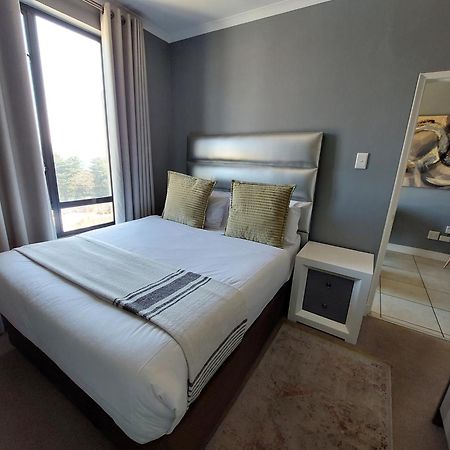 Zwelakho Furnished Apartments The Cube Johannesburg Bagian luar foto