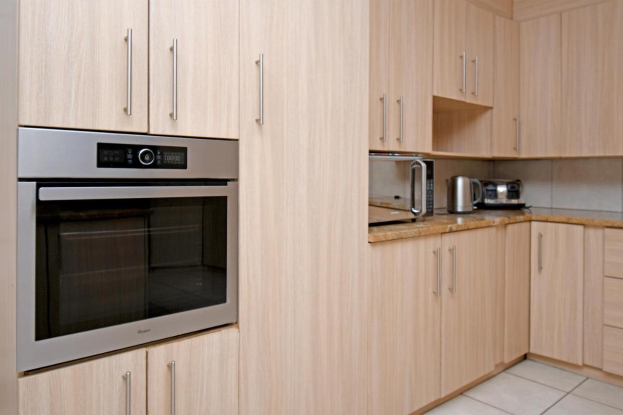 Zwelakho Furnished Apartments The Cube Johannesburg Bagian luar foto