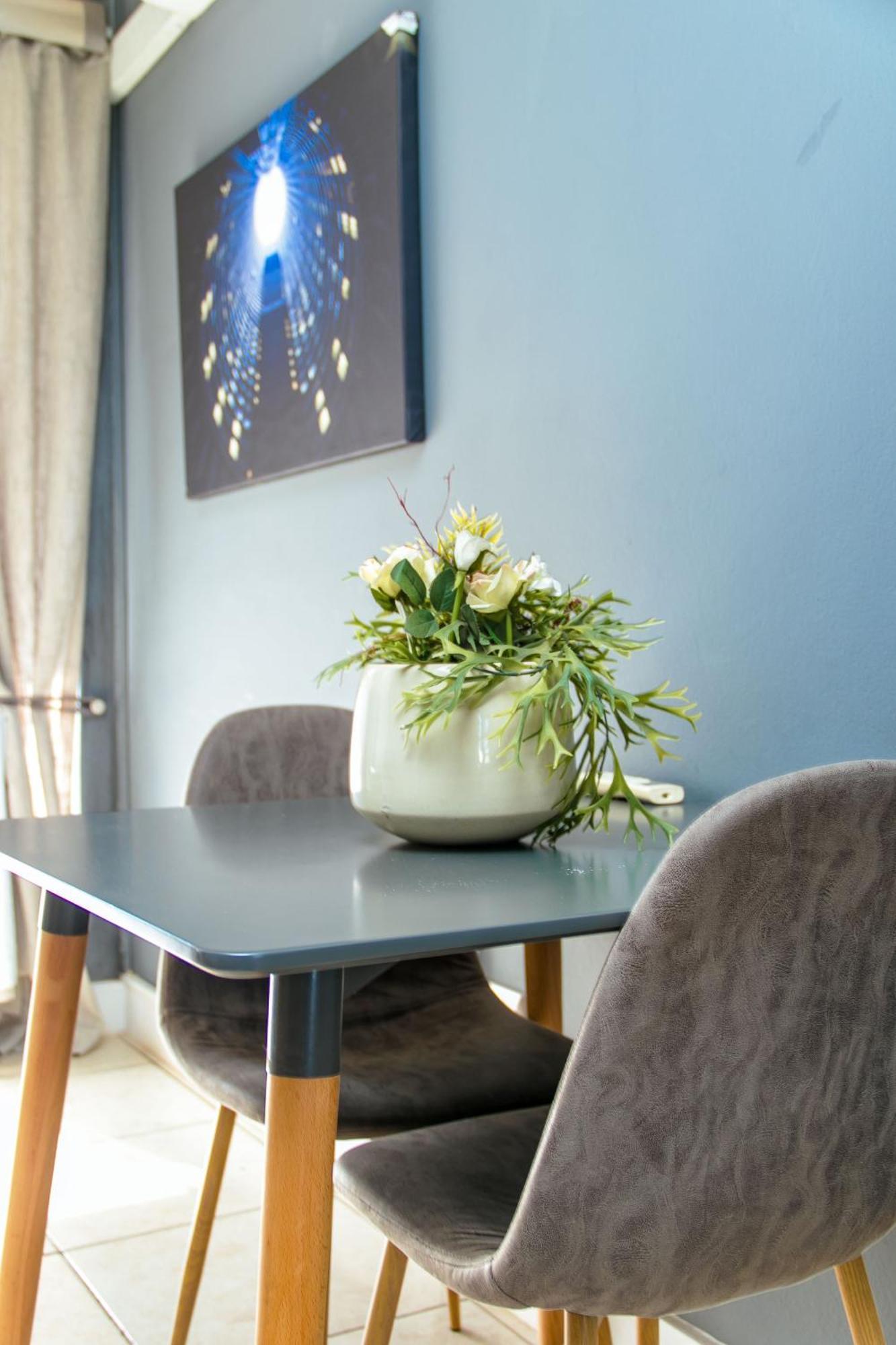 Zwelakho Furnished Apartments The Cube Johannesburg Bagian luar foto